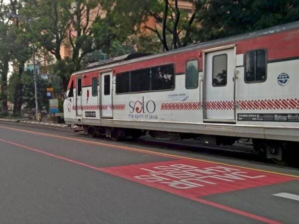 Viral Kereta Melintas di Jalan Raya! Satu-satunya di Indonesia, Dulu Buat Orang Tajir?