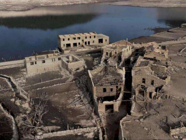 Misteri Desa Hantu yang Terendam Bendungan Selama 30 Tahun Muncul Karena Kekeringan Waduk Misteri Desa Hantu yang Terendam Bendungan Selama 30 Tahun Muncul Karena Kekeringan Waduk