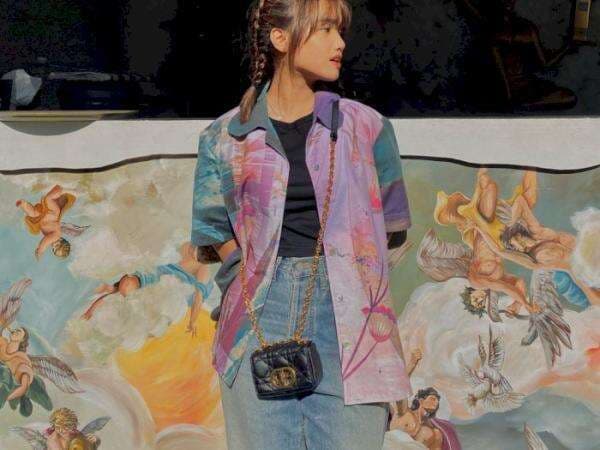 Mewah! Tas Kecil Berantai Emas yang Dipakai Fuji Ini Ternyata Seharga Motor Mewah! Tas Kecil Berantai Emas yang Dipakai Fuji Ini Ternyata Seharga Motor