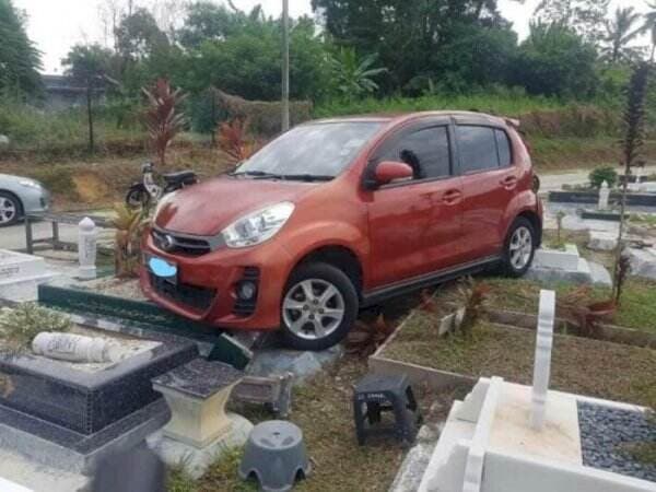 Viral Mobil Terparkir di atas Kuburan, Ternyata Ada Kisah Pilu di Baliknya