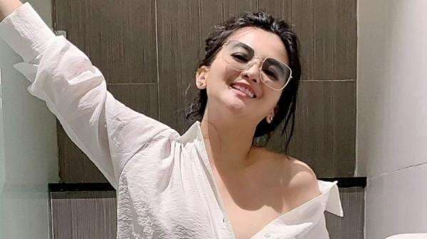 Gaya Seksi Maksimal Diana Dee Starlight dengan Bra Putih dan Rok Mini Gaya Seksi Maksimal Diana Dee Starlight dengan Bra Putih dan Rok Mini