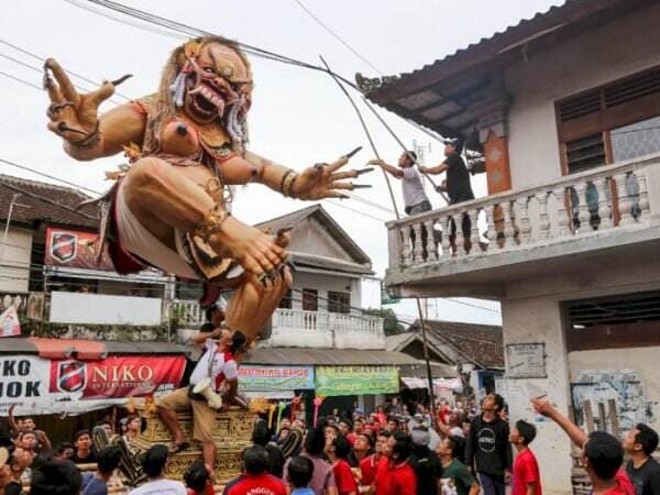 Pernah Lihat Pawai Ogoh-ogoh di Bali? Ini Loh Makna di Balik Tradisi Itu!