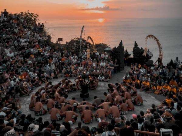 Sejarah Tari Kecak Berasal dari Bali dan Pola Lantainya Sejarah Tari Kecak Berasal dari Bali dan Pola Lantainya