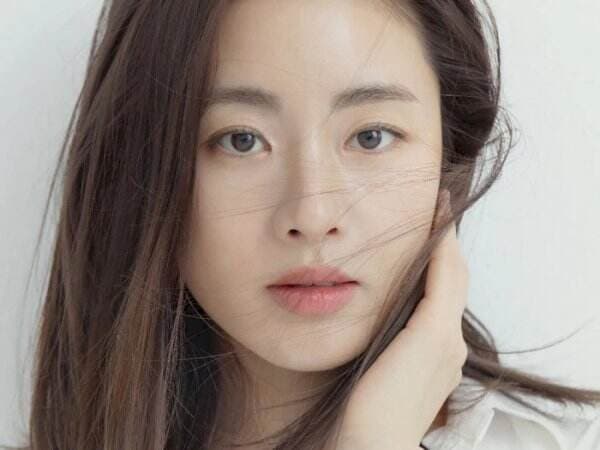 8 Potret Menawan Kang Sora yang Dapat Tawaran Bintangi Drama &#039;Can We Be Strangers?&#039;