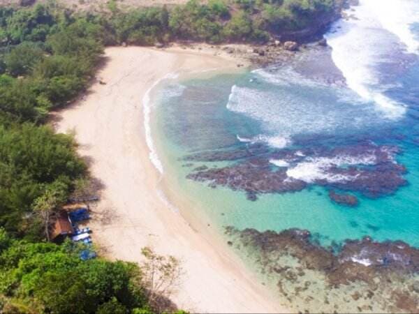 Bukan Lombok atau Bali! Pantai Pangi Tempat Healing yang Disembunyikan