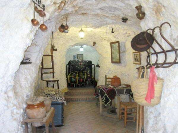 Hidup di Gua, Begini Penampakan Rumah Kaum Gipsi! Ternyata Estetik Banget Hidup di Gua, Begini Penampakan Rumah Kaum Gipsi! Ternyata Estetik Banget