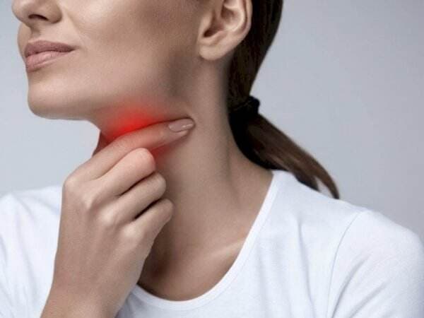 Radang Tenggorokan: Penyebab, Ciri-Ciri, dan Cara Mengobatinya Radang Tenggorokan: Penyebab, Ciri-Ciri, dan Cara Mengobatinya