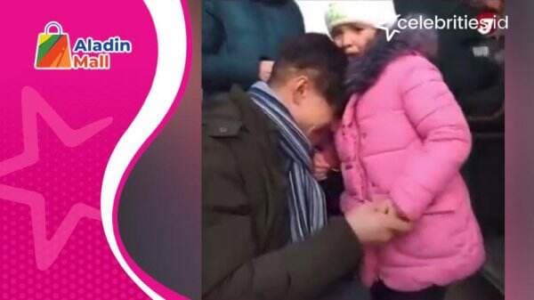 Mengharukan, Tangis Ayah Melepas Putrinya ke Zona Aman di Ukraina