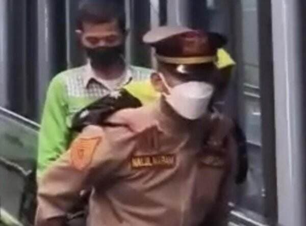 Viral! Taruna Akmil Gendong Lansia yang Takut Lewati Eskalator di Stasiun Bandung