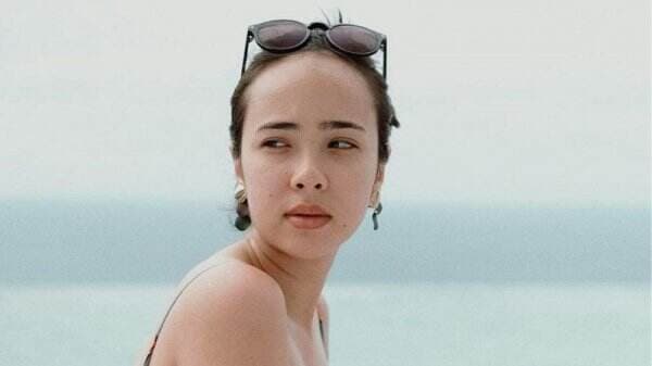 Pamela Bowie Pakai Swimsuit Pamer Punggung Mulus, Netizen: Cuteness Overload!