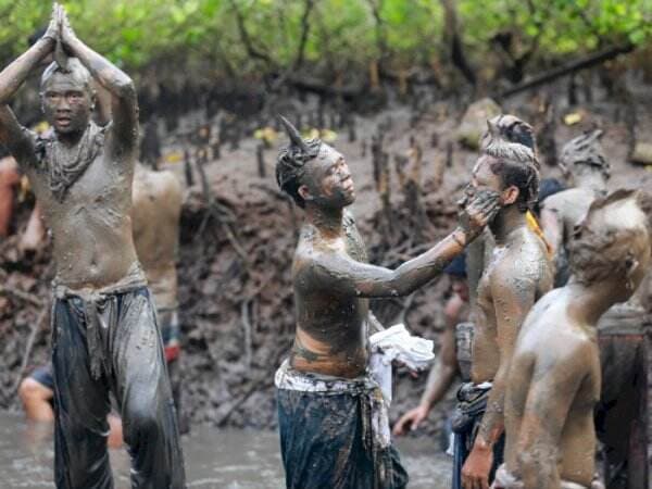 Mebuug Buugan, Tradisi Mandi Lumpur untuk Menyucikan Diri Usai Nyepi