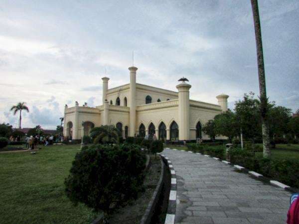 Melihat Istana Siak, Ada Benda Penuh Kutukan hingga Cermin Besar yang Bikin Awet Muda Melihat Istana Siak, Ada Benda Penuh Kutukan hingga Cermin Besar yang Bikin Awet Muda