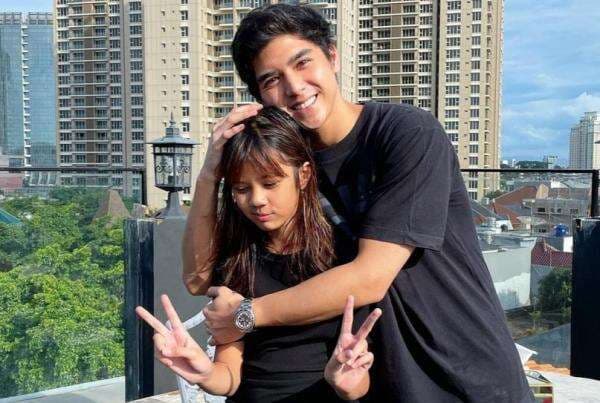 Al Ghazali Peluk-Peluk Shafeea Ahmad yang Kini Jadi ABG Cantik, Di-likes Maia Estianty Al Ghazali Peluk-Peluk Shafeea Ahmad yang Kini Jadi ABG Cantik, Di-likes Maia Estianty