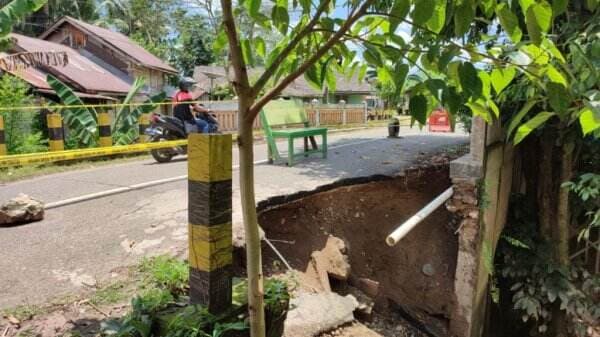 Gerak Cepat, Dinas PUPR Tabalong Perbaiki Oprit Jembatan Maandal Kapar yang Longsor