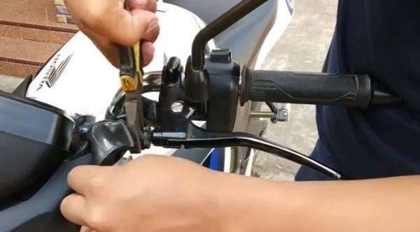 Cara Setting Kopling Dekat dan Jauh Sepeda Motor, Siapkan 2 Kunci Ini Cara Setting Kopling Dekat dan Jauh Sepeda Motor, Siapkan 2 Kunci Ini