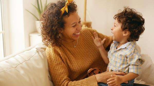 Kenapa Ibu (Sering) Lebih Sayang Kepada Anak Laki-Lakinya? Ini Kata Psikolog Kenapa Ibu (Sering) Lebih Sayang Kepada Anak Laki-Lakinya? Ini Kata Psikolog