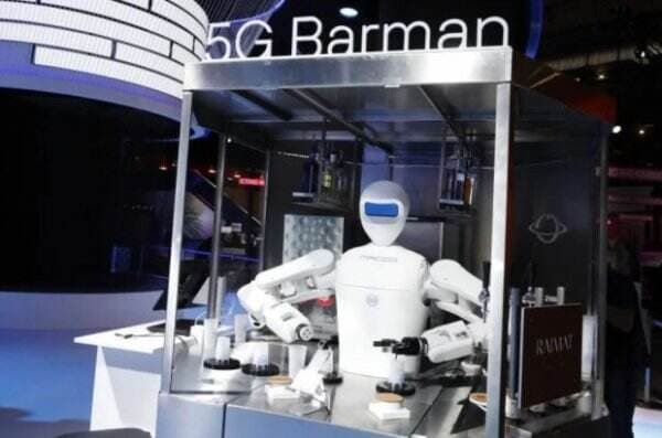 Robot Bartender Kime Siap Meracik Minuman Lewat Jaringan 5G Robot Bartender Kime Siap Meracik Minuman Lewat Jaringan 5G