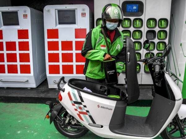 Pakai Motor Listrik Ojol Bisa Hemat Rp600 Ribu Sebulan, Ini Tutorial Ngecas Baterainya