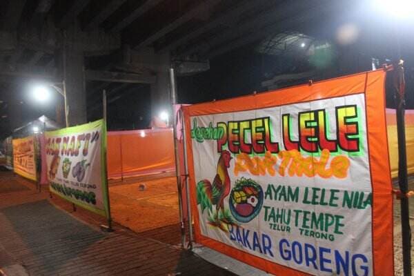 Kehidupan Malam di Bawah Jembatan Layang Janti