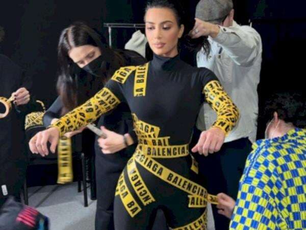 Penampilan Unik Kim Kardashian di Paris Fashion Week, Tubuhnya Dibalut Lakban Kuning Penampilan Unik Kim Kardashian di Paris Fashion Week, Tubuhnya Dibalut Lakban Kuning