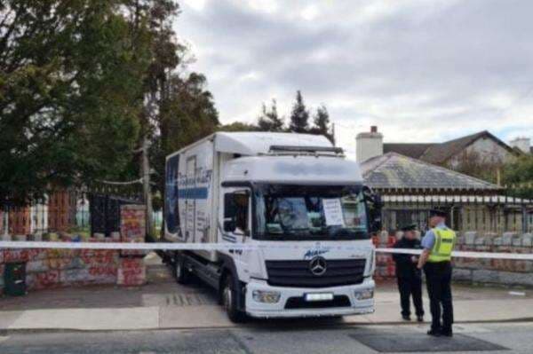 Protes Perang, Pria Irlandia Tabrakan Truk ke Gerbang Kedubes Rusia Protes Perang, Pria Irlandia Tabrakan Truk ke Gerbang Kedubes Rusia