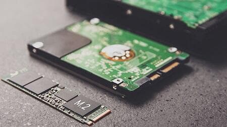 6 Perbedaan SSD dan HDD, dari Komponen hingga Harga 6 Perbedaan SSD dan HDD, dari Komponen hingga Harga