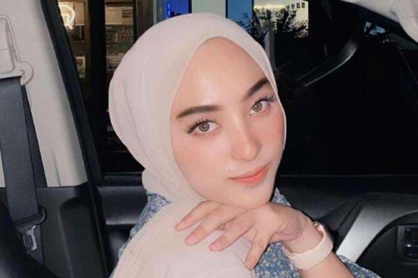 8 Potret Dinan Nurfajrina, Istri Doni Salmanan yang Cantik dengan Ragam Pose di Medsos 8 Potret Dinan Nurfajrina, Istri Doni Salmanan yang Cantik dengan Ragam Pose di Medsos