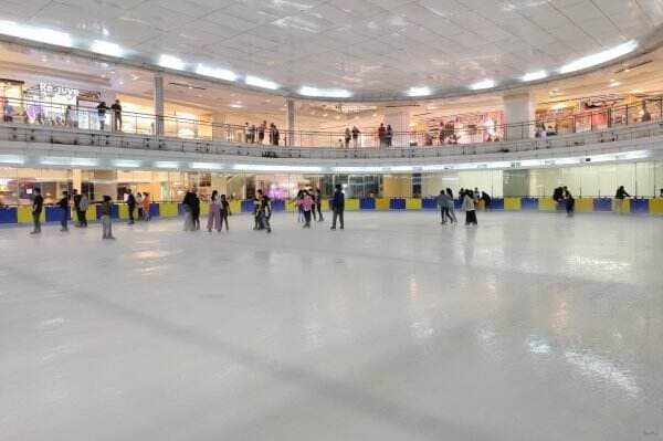 Dibuka, Ice Skating Mall Taman Anggrek Terapkan Protokol Ketat