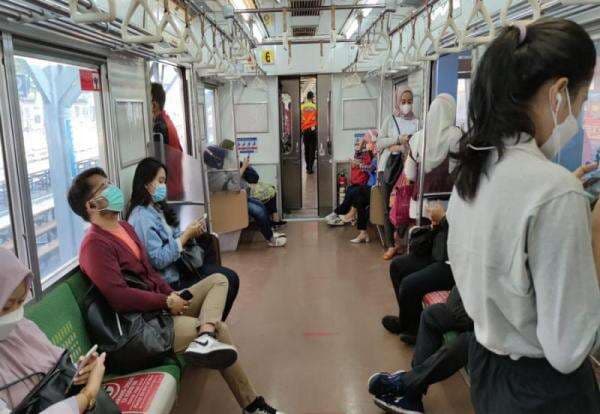 Kapasitas Penumpang KRL Commuter Dibatasi 60 Persen, Tempel Stiker Jaga Jarak Kapasitas Penumpang KRL Commuter Dibatasi 60 Persen, Tempel Stiker Jaga Jarak