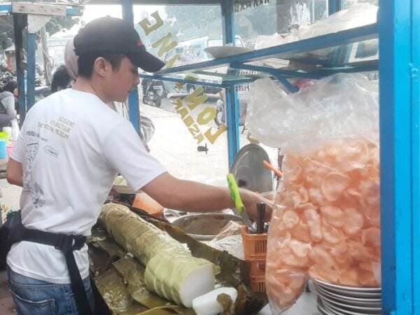 Viral di Jakarta! Lontong Raksasa Segede Guling, Sehari Habiskan 30 Kg Beras