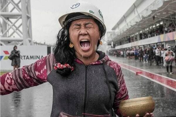 Viral Aksi Mbak Rara Pawang Hujan MotoGP Mandalika, Bayarannya Mencapai Rp105 Juta
