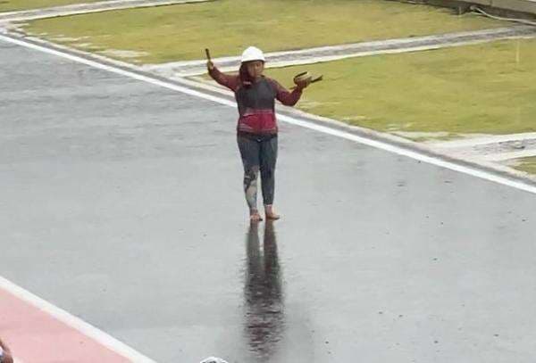 5 Cara Unik Orang Indonesia Menangkal Hujan, Salah Satunya Lempar Pakaian dalam ke Atas Genteng 5 Cara Unik Orang Indonesia Menangkal Hujan, Salah Satunya Lempar Pakaian dalam ke Atas Genteng