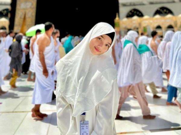 Fuji Tampil Syar'i saat Umrah, Dewi Zuhriati: Doakan Uda Bibi dan Kak Vanessa Ya Fuji Tampil Syar'i saat Umrah, Dewi Zuhriati: Doakan Uda Bibi dan Kak Vanessa Ya