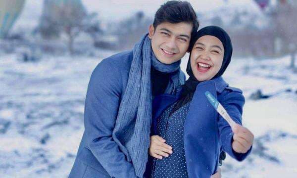 Ria Ricis Beri Kejutan Tespek Positif Hamil, Teuku Ryan: Ini Beneran? Ria Ricis Beri Kejutan Tespek Positif Hamil, Teuku Ryan: Ini Beneran?