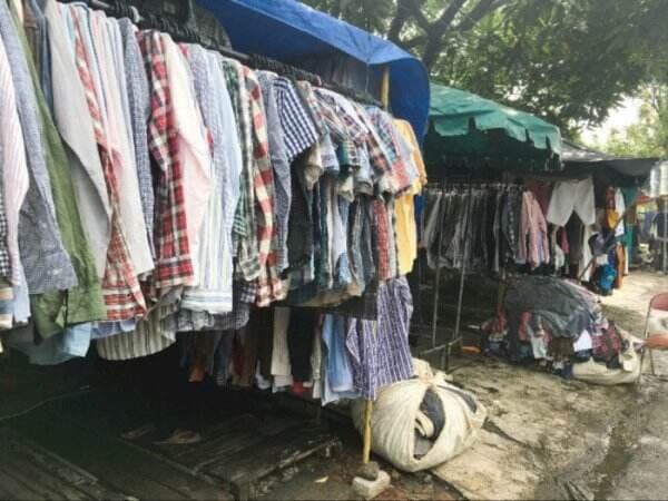 Catat! Tips Belanja di Pasar Gembong, Tempat Thrifting Terkenal di Surabaya