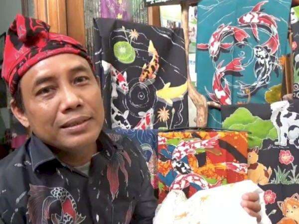 Seniman Ini Bikin Batik 3D Ikan Koi yang Mirip Lukisan, Karyanya Dibeli Bule AS Seniman Ini Bikin Batik 3D Ikan Koi yang Mirip Lukisan, Karyanya Dibeli Bule AS