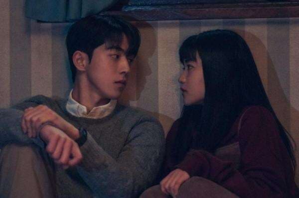 Netizen Korea Selatan Sepakat, Kisah Cinta Anak di Bawah Umur dalam Twenty-Five Twenty-One Tidak Masalah Netizen Korea Selatan Sepakat, Kisah Cinta Anak di Bawah Umur dalam Twenty-Five Twenty-One Tidak Masalah