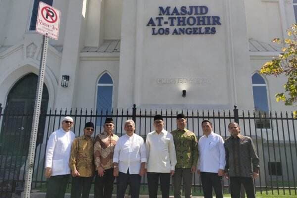 Dubes Rosan Roeslani Resmikan Masjid At-Thohir Los Angeles