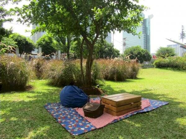 Viral! Piknik di Tengah Jakarta, Viewnya Gedung Tinggi dan Pesawat Tempur