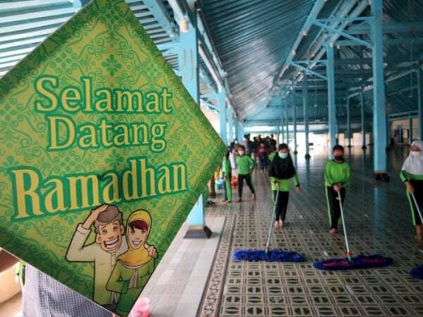 Alhamdulillah, Ibadah di Masjid Agung Solo jadi Nyaman Berkat Para Bocah Ini