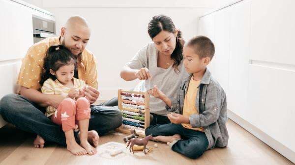 Benarkah Anak Bungsu Lebih Manja? Ini Kata Psikolog Anak Benarkah Anak Bungsu Lebih Manja? Ini Kata Psikolog Anak