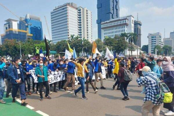 Ada Aksi Mahasiswa, Jalan Sekitar Patung Kuda Ditutup Sementara Ada Aksi Mahasiswa, Jalan Sekitar Patung Kuda Ditutup Sementara