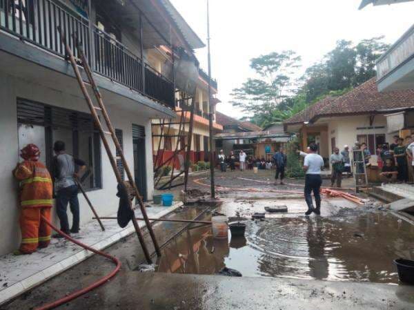 Korsleting Listrik, Bangunan Pesantren di Sukaraja Terbakar Korsleting Listrik, Bangunan Pesantren di Sukaraja Terbakar