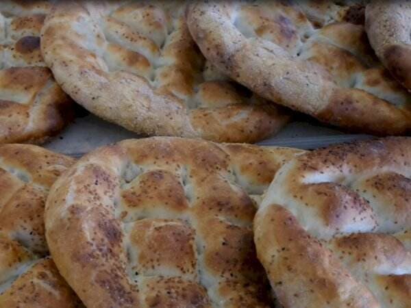 Roti Pide, Makanan Khas Ramadhan yang Dipanggang di Tempat Rahasia Istana! Penasaran?