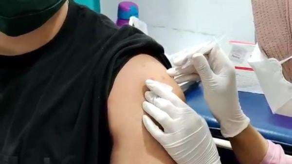 Demi Mudik, Ratusan Warga Serbu Gerai Vaksinasi Booster Malam di Polrestabes Bandung Demi Mudik, Ratusan Warga Serbu Gerai Vaksinasi Booster Malam di Polrestabes Bandung