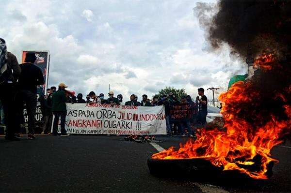 Aksi Demo Tolak Presiden Tiga Periode Kembali Berlangsung di Makassar Aksi Demo Tolak Presiden Tiga Periode Kembali Berlangsung di Makassar