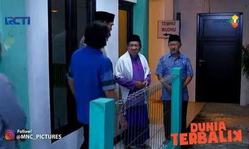 Sinopsis Dunia Terbalik 9 April 2022: Wanita Kampung Ciraos Sahur Sendirian, Idoy Ngajar Ngaji Sinopsis Dunia Terbalik 9 April 2022: Wanita Kampung Ciraos Sahur Sendirian, Idoy Ngajar Ngaji