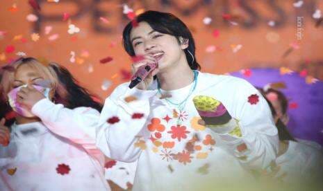 Jin BTS Tetap Tampil Profesional Meski Jari Tangan Tergips Jin BTS Tetap Tampil Profesional Meski Jari Tangan Tergips