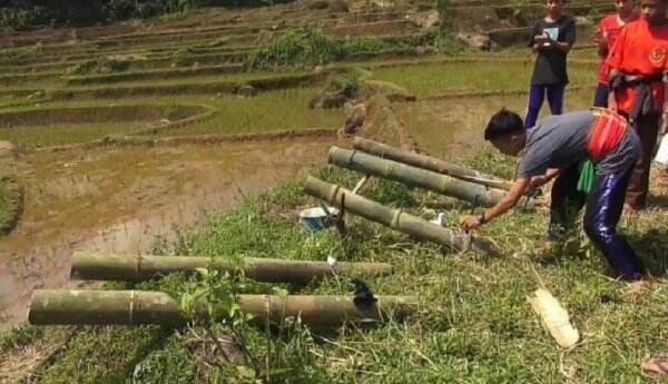 Ngabuburit ala Bocah Perdesaan Subang, Serunya Mainkan Meriam Bambu