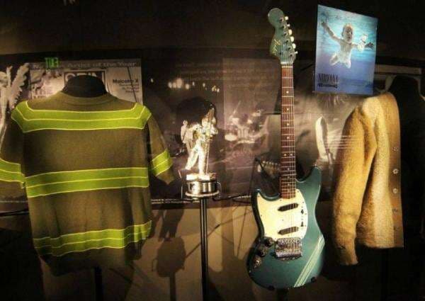 Gitar Biru Kurt Cobain Dalam video Nirvana Smells Like Teen Spirit Akan Segera Dilelang Gitar Biru Kurt Cobain Dalam video Nirvana Smells Like Teen Spirit Akan Segera Dilelang